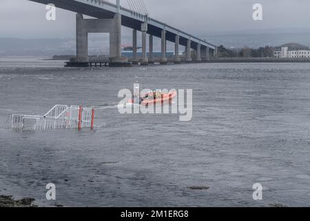 Entraînez-vous au lancement du canot de sauvetage North Kessock, depuis la cale de la station de sauvetage, sous le pont Kessock, Black Isle, Ross-shire. Banque D'Images