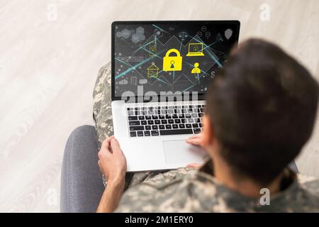 Surveillance et contrôle du concept d'information opposé, Soldier en uniforme de camouflage travaillant sur ordinateur portable pour opération d'information Banque D'Images