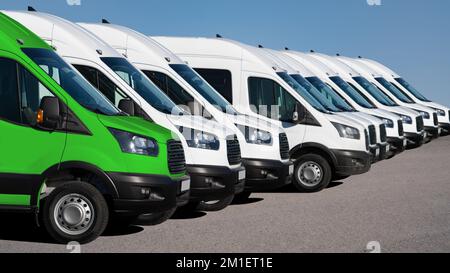 Fourgonnettes de livraison consécutives. Une fourgonnette verte. Concept de transport propre Banque D'Images