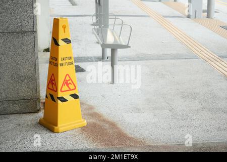 Panneaux d'entrée sol endommagé à l'intérieur Banque D'Images