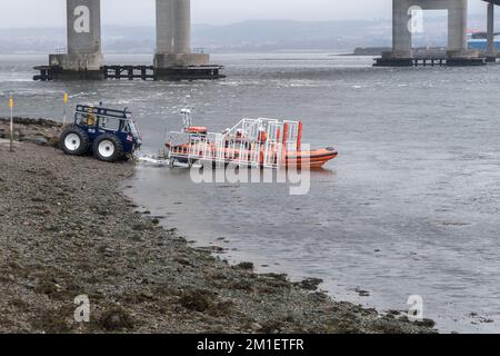 Entraînez-vous au lancement du canot de sauvetage North Kessock, depuis la cale de la station de sauvetage, sous le pont Kessock, Black Isle, Ross-shire. Banque D'Images