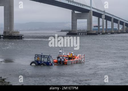 Entraînez-vous au lancement du canot de sauvetage North Kessock, depuis la cale de la station de sauvetage, sous le pont Kessock, Black Isle, Ross-shire. Banque D'Images