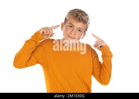 Adolescent en t-shirt orange sur fond blanc Banque D'Images