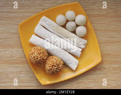 La nourriture d'Assamese connue sous le nom de Pitha et laru a été préparée pendant le festival de Bihu à Assam, en Inde. Laru est une boule ronde préparée avec de la noix de coco et du riz soufflé. Banque D'Images