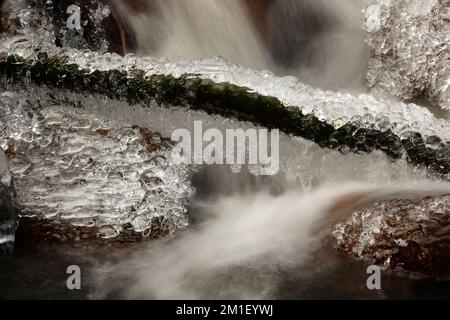 Ilsenburg, Allemagne. 12th décembre 2022. De la glace se forme sur le cours de l'Ilse dans la vallée de l'Ilse, au-dessous du Brocken. Les nuits glaciales avec des températures autour de moins 8 degrés Celsius donc appelé pour une mince couche de glace sur certains secteurs de la rivière. Dans les jours à venir, le temps gelé reste. Credit: Matthias Bein/dpa/Alay Live News Banque D'Images