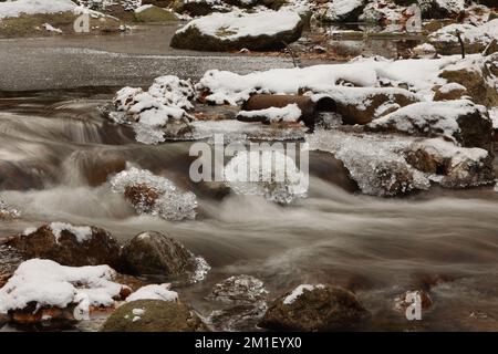 Ilsenburg, Allemagne. 12th décembre 2022. Des glaces se forment sur le cours de l'Ilse, dans la vallée de l'Ilse, au-dessous du Brocken. Les nuits glaciales avec des températures autour de moins 8 degrés Celsius donc appelé pour une mince couche de glace sur certains secteurs de la rivière. Dans les jours à venir, le temps gelé reste. Credit: Matthias Bein/dpa/Alay Live News Banque D'Images