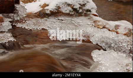 Ilsenburg, Allemagne. 12th décembre 2022. De la glace se forme sur le cours de l'Ilse dans la vallée de l'Ilse, au-dessous du Brocken. Les nuits glaciales avec des températures autour de moins 8 degrés Celsius donc appelé pour une mince couche de glace sur certains secteurs de la rivière. Dans les jours à venir, le temps gelé reste. Credit: Matthias Bein/dpa/Alay Live News Banque D'Images