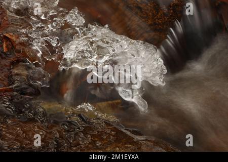 Ilsenburg, Allemagne. 12th décembre 2022. De la glace se forme sur le cours de l'Ilse dans la vallée de l'Ilse, au-dessous du Brocken. Les nuits glaciales avec des températures autour de moins 8 degrés Celsius donc appelé pour une mince couche de glace sur certains secteurs de la rivière. Dans les jours à venir, le temps gelé reste. Credit: Matthias Bein/dpa/Alay Live News Banque D'Images