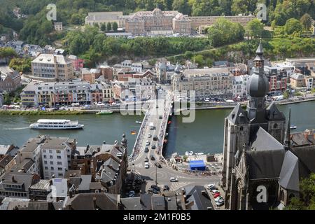 Dinant. Namur - Belgique 15-08-2022. Centre-ville historique de Dinant. depuis le sommet de la montagne. Période d'été Banque D'Images