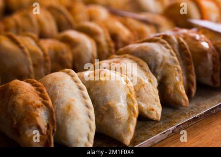 des empanadas fraîchement cuites avec différentes garnitures à vendre Banque D'Images