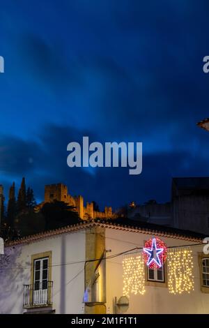 Château des Templiers la nuit avec lumières de Noël. Noël à Tomar Banque D'Images