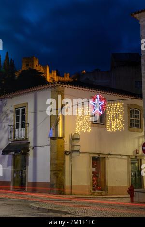 Château des Templiers la nuit avec lumières de Noël. Noël à Tomar Banque D'Images