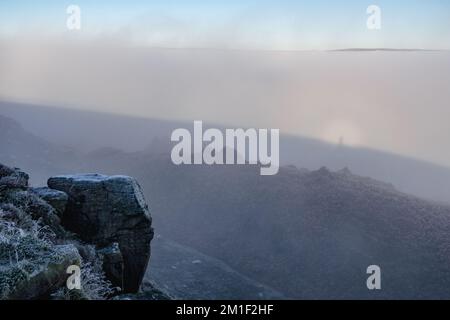 12 décembre 2022: Rare brocken spectre météo phénémonon enchante les marcheurs sur Ilkley Moor dans une inversion de nuages avec le soleil au-dessus de la ville brumeux ci-dessous pour quiconque venturant sur les landes ce matin. Ilkley, West Yorkshire, Angleterre. Credit: Rebecca Cole/Alay Live News Banque D'Images