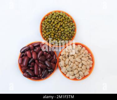Trois haricots largement consommés en Inde dans un contexte isolé. Il s'agit de haricots rouges, de haricots noirs et de haricots mung. Banque D'Images