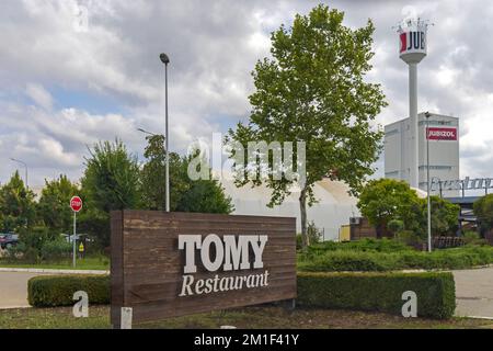 Simanovci, Serbie - 22 août 2022 : arrêt de camion et restaurant Tomy près du poste de péage à la sortie de l'autoroute. Banque D'Images