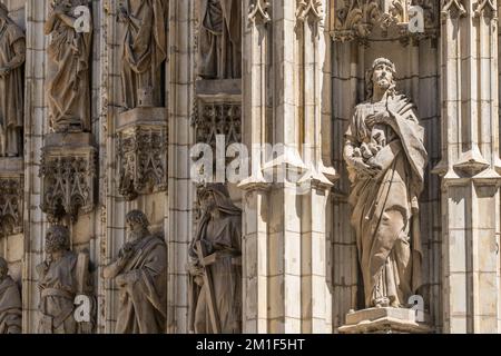 Sculptures religieuses sur la façade de la cathédrale de Séville, Andalousie, Espagne. Banque D'Images