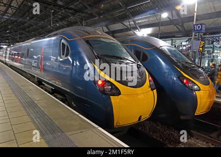 Avanti West Coast Pendolino 390112 Emu Electric train à la gare de Liverpool Lime Street Station, West Coast Mainline, Merseyside, Angleterre, Royaume-Uni, L1 1NY, la nuit Banque D'Images