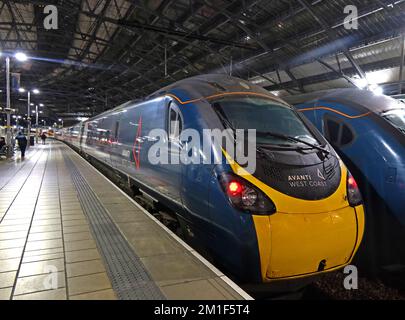 Avanti West Coast Pendolino 390112 Emu Electric train à la gare de Liverpool Lime Street Station, West Coast Mainline, Merseyside, Angleterre, Royaume-Uni, L1 1NY, la nuit Banque D'Images
