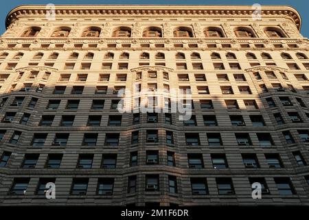 NEW YORK, Etats-Unis - 19 mars 2018 : façade en fer plat sur 19 mars 2018. Achevé en 1902, il est considéré comme l'un des premiers gratte-ciel Banque D'Images