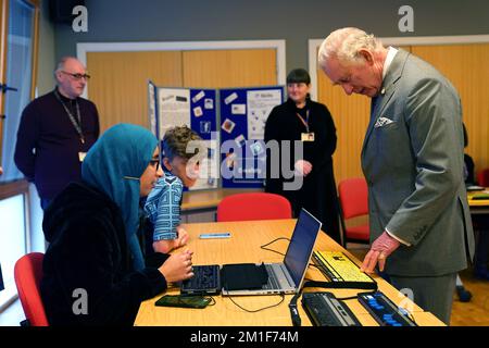 Le roi Charles III rencontre des étudiants lors de sa visite au Collège national royal pour les aveugles (RNC) à Hereford. Date de la photo: Lundi 12 décembre 2022. Banque D'Images