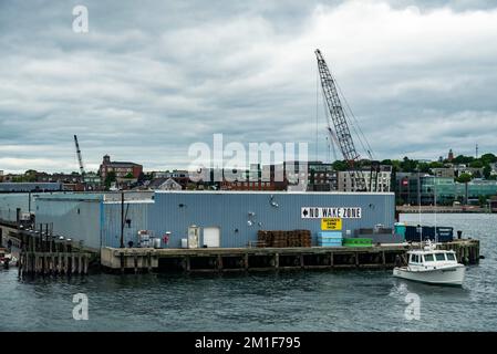 Vue sur le quai depuis le service de traversier de Casco Bay Island dans le port de Portland, Casco Bay, Maine, États-Unis. Banque D'Images