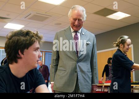 Le roi Charles III rencontre des étudiants lors de sa visite au Collège national royal pour les aveugles (RNC) à Hereford. Date de la photo: Lundi 12 décembre 2022. Banque D'Images