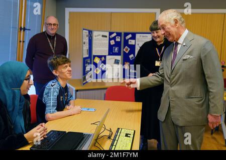 Le roi Charles III rencontre des étudiants lors de sa visite au Collège national royal pour les aveugles (RNC) à Hereford. Date de la photo: Lundi 12 décembre 2022. Banque D'Images