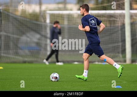 Hugo Cuypers de Gent photographié lors d'une session d'entraînement au camp d'entraînement d'hiver de l'équipe belge de football de première division KAA Gent à Oliva, Espagne, le lundi 12 décembre 2022. BELGA PHOTO LUC CLAESSEN Banque D'Images