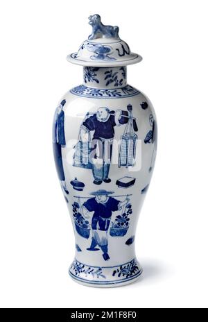 Pot chinois traditionnel bleu et blanc avec couvercle isolé sur fond blanc Banque D'Images