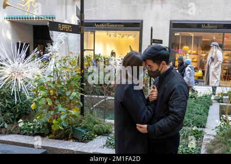 New York, États-Unis. 04th décembre 2022. Un couple embrasse à Noël Rockefeller à New York. Dimanche Fifth Avenue a fermé pendant plusieurs heures dans le cadre du lancement officiel de « Fifth Avenue for All », un nouveau programme qui transformera 5th Avenue de 47th à 57th rues, en une expérience piétonne tous les dimanches de décembre, marquant ainsi la plus grande rue ouverte de la ville en période de vacances. (Photo par Ron Adar/SOPA Images/Sipa USA) crédit: SIPA USA/Alay Live News Banque D'Images