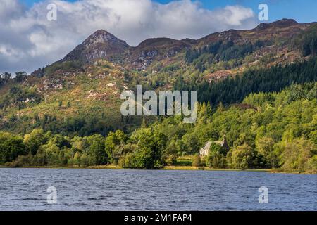 Église Ben A’an et Trossachs à travers le Loch Achray dans les Trossachs, Stirling, Écosse Banque D'Images