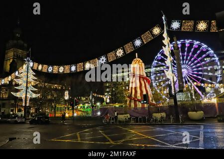 Place George avec grande roue, arbre de Noël et décorations Glasgow Écosse décembre 2022 Banque D'Images