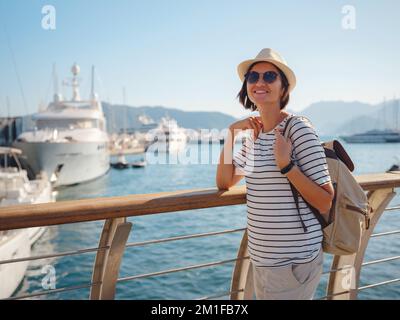 Marmaris est une station balnéaire sur la Riviera turque, également connue sous le nom de Côte Turquoise. Marmaris est l'endroit idéal pour la voile et la plongée. Femme asiatique avec chapeau marchant sur la jetée dans le port. Banque D'Images