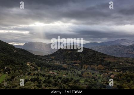 Fermes et champs verts avec fond de paysage de montagne. Près de Dorgali, Sardaigne, Italie Banque D'Images