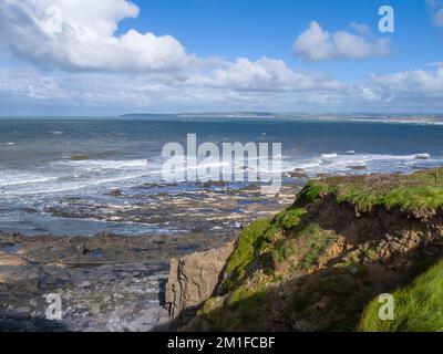 Bideford Bay depuis les falaises de Westward Ho ! Avec Baggy point Beyond, North Devon, Angleterre. Banque D'Images