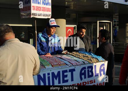 Ankara, Turquie 10.11.2022 célèbre compagnie turque qui vend des billets de loterie de la Saint-Sylvestre. Nom turc Nimet Abla. Banque D'Images