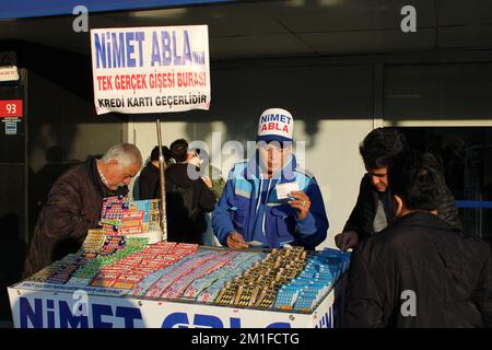 Ankara, Turquie 10.11.2022 célèbre compagnie turque qui vend des billets de loterie de la Saint-Sylvestre. Nom turc Nimet Abla. Banque D'Images