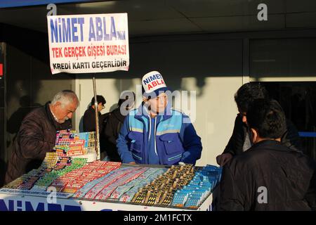 Ankara, Turquie 10.11.2022 célèbre compagnie turque qui vend des billets de loterie de la Saint-Sylvestre. Nom turc Nimet Abla. Banque D'Images