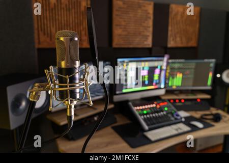 Microphone professionnel dans un petit poste de travail de studio de production musicale - équipement numérique dans la salle de studio de production, avec mélangeur, ordinateurs Banque D'Images