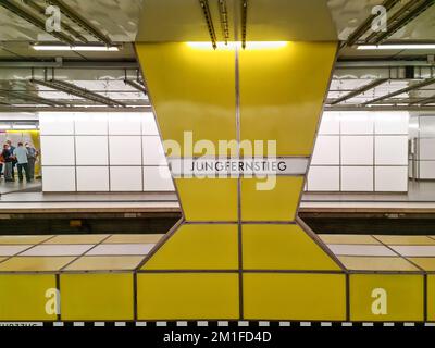 La station de S-Bahn Jungfernstieg à Hambourg, en Allemagne Banque D'Images