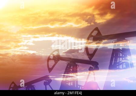 Production de pétrole sur fond de coucher de soleil. Plates-formes. Champ pétrolifère... Banque D'Images