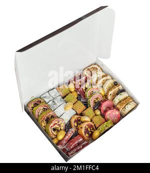 Mélange de différents morceaux de délices turcs traditionnels dans un coffret de livraison isolé sur fond blanc. Bonbons orientaux. Banque D'Images