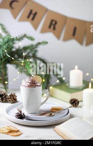 Boisson chaude d'hiver : chocolat avec crème fouettée dans une tasse blanche. Noël. Ambiance chaleureuse Banque D'Images