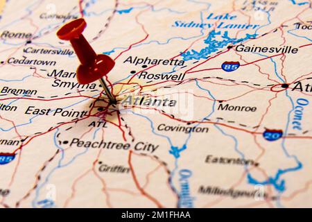 Gros plan d'une punaise rouge sur une carte de la ville d'Atlanta Banque D'Images