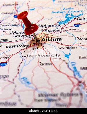 Gros plan vertical d'une punaise rouge sur une carte de la ville d'Atlanta Banque D'Images
