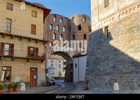 Porta Savoia, porte romaine bien conservée (Porta Civitatis) avec deux tours (3rd ans après J.-C.) de l'ancien Segusium, aujourd'hui Susa, Piémont, Italie Banque D'Images