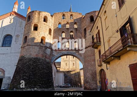 Porta Savoia, porte romaine bien conservée (Porta Civitatis) avec deux tours (3rd ans après J.-C.) de l'ancien Segusium, aujourd'hui Susa, Piémont, Italie Banque D'Images