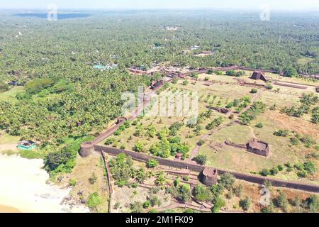 Vue aérienne du fort et de la plage de Bekal situé à Kasaragod, Kerala, Inde Banque D'Images