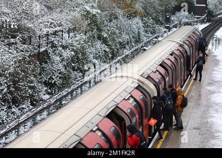 Londres, Royaume-Uni. 12th décembre 2022. Les voyageurs prennent le train à la station de métro North Acton, à l'ouest de Londres. De la neige et de la glace ont balayé certaines parties du Royaume-Uni, et les conditions hivernales doivent se poursuivre pendant des jours. Date de la photo: Lundi 12 décembre 2022. Crédit: Isabel Infantes/Alamy Live News crédit: Isabel Infantes/Alamy Live News Banque D'Images