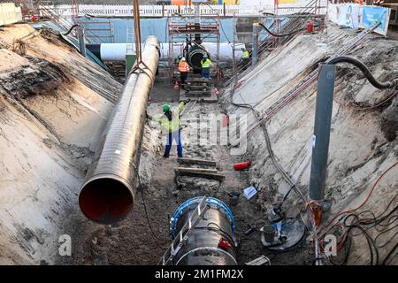 Friedeburg, Allemagne. 12th décembre 2022. Des travaux sont en cours sur le Wilhelmshaven Anbindungs-Leitung (WAL). Une dernière section du nouveau gazoduc pour le terminal d'importation de gaz naturel liquéfié (GNL) de Wilhelmshaven a maintenant été reliée au réseau de gazoducs allemand. Sur un chantier de construction dans le district de Wittmund en frison oriental, le tuyau a été posé dans le sol et les soudures finales ont été effectuées. Credit: Sina Schuldt/dpa/Alay Live News Banque D'Images